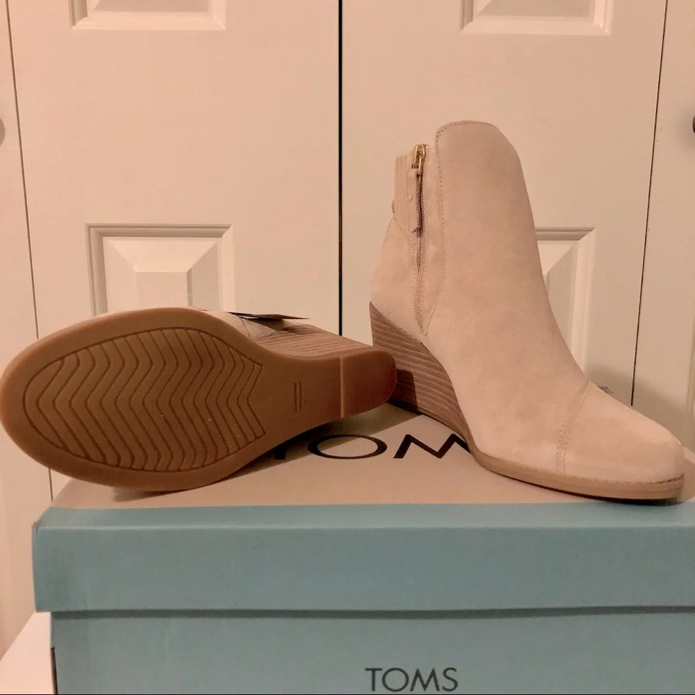 TOMS Suede Wedge Fall Bootie Taupe Beige Tan, Sizes 8 and 9 - Picture 6 of 7